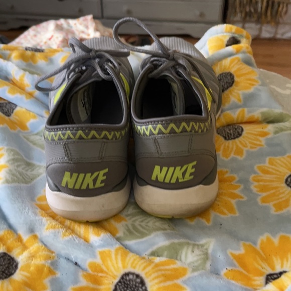 gray and neon yellow, training flex supreme TR3 - Picture 3 of 3